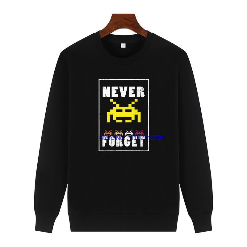 Gaming Console Shop - เสื้อสเวตเตอร์ผู้ชายสไตล์วินเทจยุค 80 ลายเอเลี่ยนจากเกม Space Invaders คอกลม